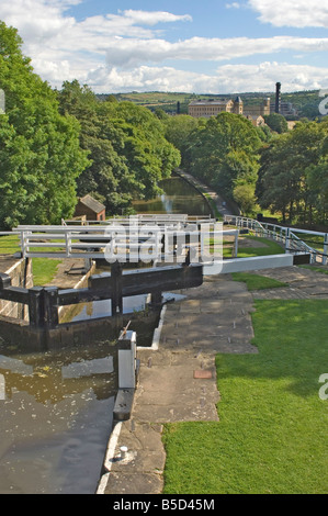 Vue depuis le haut de l'échelle à cinq contre-sur le canal de Leeds Liverpool, y compris un moulin, à Bingley, Yorkshire, Angleterre Banque D'Images