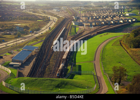 L'entrée de la navette et Eurostar de quitter le tunnel sous la Manche, vu de la colline du Château, Folkestone, Kent, Angleterre, Royaume-Uni Banque D'Images