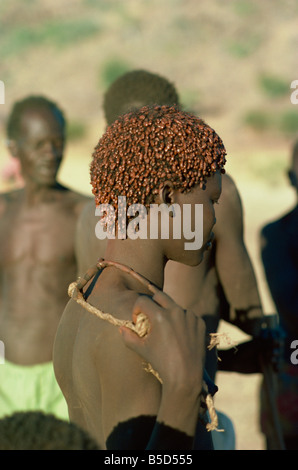 Fille de Nuba d'ocre dans les cheveux, près de l'Garunda village, Soudan, Afrique Banque D'Images