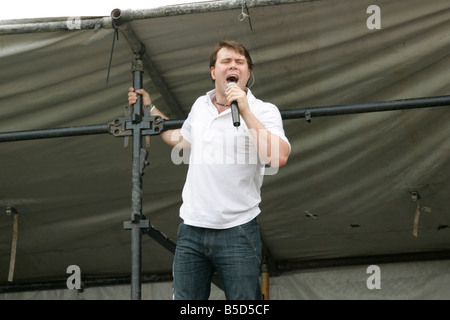 Daniel Bedingfield chante et campagnes à la pauvreté en mars 2005 Ecosse Edimbourg Banque D'Images