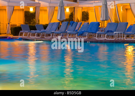 Resort Hotel Piscine avec des réflexions et une chaise lounges dans la soirée Banque D'Images