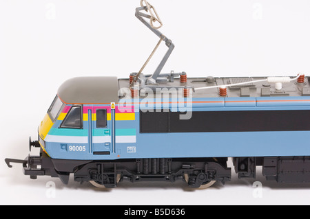 Close up d'un modèle électrique Hornby train dans une livery tourné sur un fond blanc (découper) dans un studio Banque D'Images