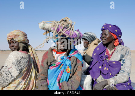 Les villageois dans le désert de Nubie, Soudan, Afrique Banque D'Images