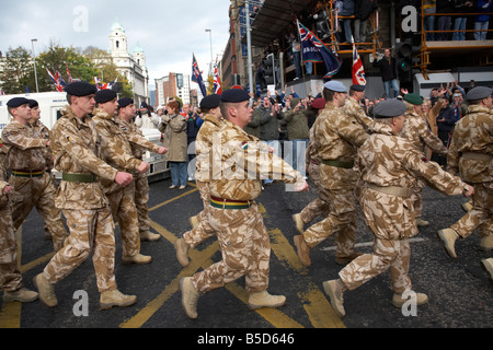 Les membres du Royal Irish Regiment RIR parade au retour de l'Iraq et l'Afghanistan dans le centre-ville de Belfast walking Banque D'Images