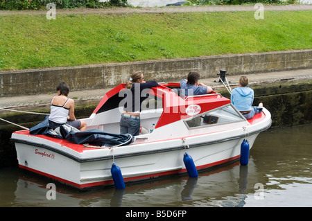 Bateau à moteur bateau avec les adolescents amis adolescents sur Nautisme Journée à Molesey verrou sur la Tamise Molesey Surrey Banque D'Images