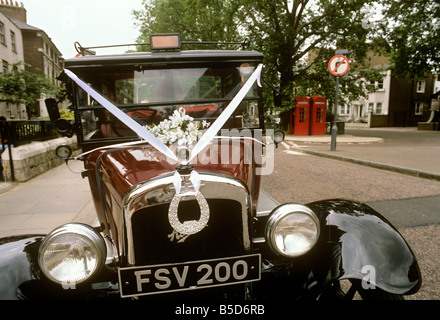 UK Angleterre London Hammersmith old Austin London Taxi et voiture de mariage K2 boîtes de téléphone Banque D'Images