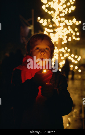 Jeune enfant chanté des chants de Noël, Trafalgar Square, Londres, Angleterre, Europe Banque D'Images