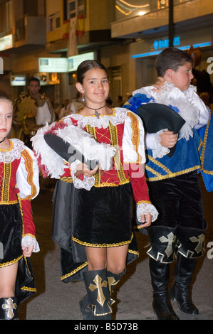 Garçon et fille Enfants en Costumes Vêtements lumineux chrétienne traditionnelle à la fête des Maures et Chrétiens Guardamar del Segura, Costa Blanca, Espagne Banque D'Images