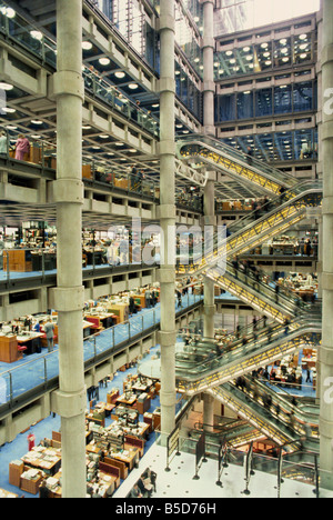 Grand atrium dans le Lloyd's Building, conçu par Richard Rogers, City of London, Londres, Angleterre, Europe Banque D'Images