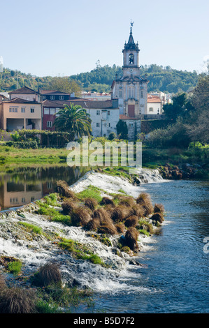 Portugal Le Minho Arcos de Valdevez cascade et église de Sao Paio Banque D'Images