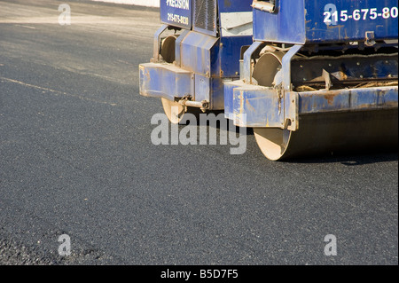 Détail de pavage asphalte compacteur à vapeur d'Autoroute, USA Banque D'Images