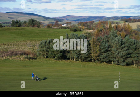 Selkirk Scottish Borders le golf avec Border Hills et golfeur golf caddy de marcher à travers green Banque D'Images