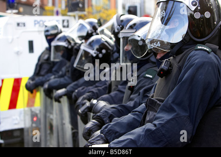 Ligne de service de police PSNI de l'Irlande du Nord Les agents anti-émeute à l'aise avec boucliers antiémeutes lors de perturbation belfast city centre Banque D'Images