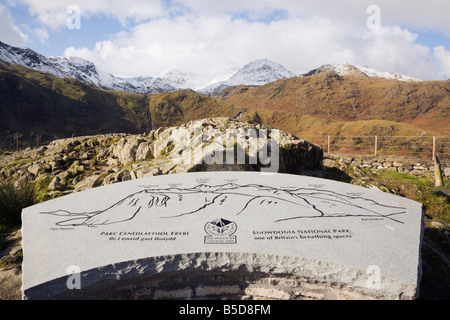 Plaque en pierre de l'information montrant la montagne au Mont Snowdon horseshoe point de vue avec la neige sur les sommets. Le Parc National de Snowdonia au nord du Pays de Galles au Royaume-Uni. Banque D'Images