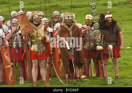 Ermine Street Guard, étendard et trompettiste, Birdoswald Roman Fort, mur d'Hadrien, Northumbria, Angleterre, Euruope Banque D'Images