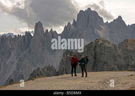 Les randonneurs dans les Dolomites de Sexten autour des Tre Cime di Lavaredo ou Trois Cimes de Lavaredo près de Toblach, dans le nord-est de l'Italie Banque D'Images