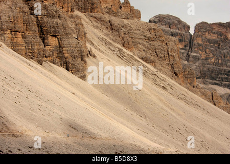 Les randonneurs dans les Dolomites de Sexten autour des Tre Cime di Lavaredo ou Trois Cimes de Lavaredo près de Toblach, dans le nord-est de l'Italie Banque D'Images