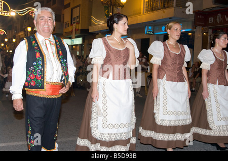 Les gens un homme et des femmes en costumes traditionnels lors de la fête des Maures et Chrétiens Guardamar del Segura Costa Blanca Espagne Spanish Fiestas Banque D'Images