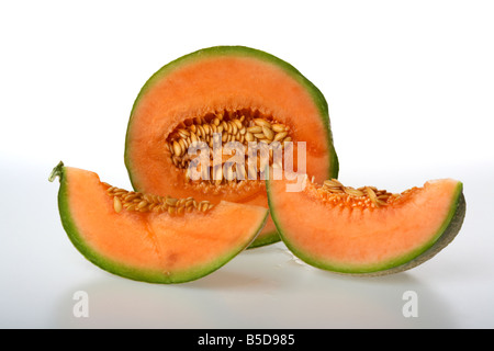 Couper la moitié de melon cantaloup européens mûrs et deux tranches montrant seeds Banque D'Images