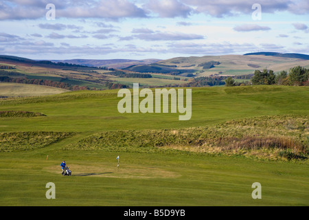 Selkirk Scottish Borders le golf avec Border Hills et golfeur golf caddy de marcher à travers green Banque D'Images