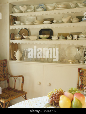 Collection de la porcelaine blanche vaisselle et sauceboats sur blanc monté commode étagères avec dentelle en salle à manger traditionnelle Banque D'Images