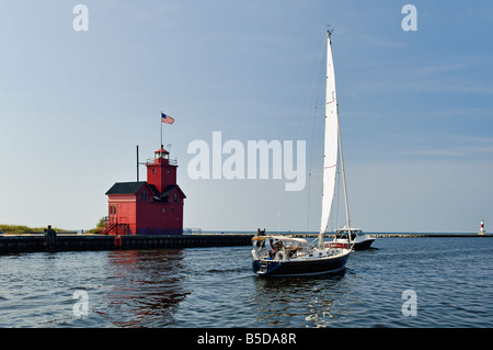 Voilier et croisière en bateau d'après le Phare du Port de New Holland sur le lac Michigan Holland au Michigan Banque D'Images