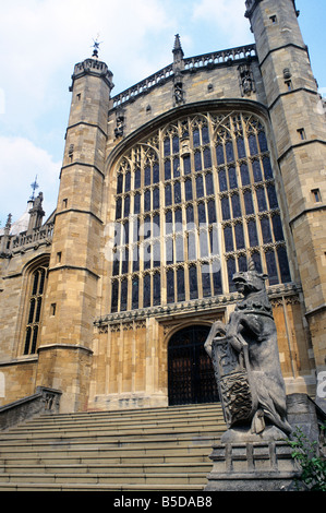 Une licorne statue garde l'entrée de la chapelle St. George dans le château de Windsor, dans la vallée de la rivière Thames, Angleterre Banque D'Images