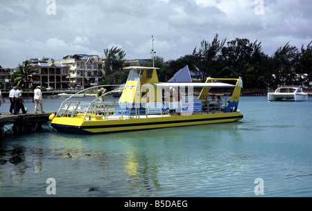 Bateau à fond de verre à Grand Baie, Ile Maurice. Banque D'Images