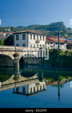 Portugal le Minho, Arcos de Valdevez, maisons anciennes par le pont Banque D'Images