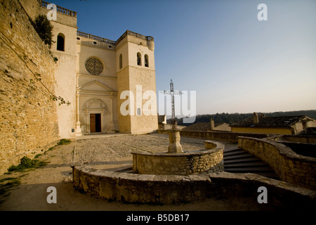 Château de Grignan. Place de l'église. Croix de fer. Ciel bleu 81104 Horizontal Grignan Banque D'Images