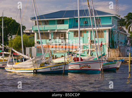 BELIZE CITY Belize Belize Pêche bateaux amarrés dans le port à l'embouchure du Haulover Creek Banque D'Images