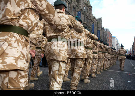 Les membres du Royal Irish Regiment RIR parade au retour d'Iraq et d'Afghanistan dans Belfast City Centre Banque D'Images