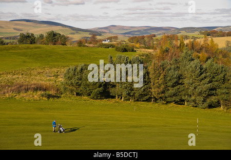 Selkirk Scottish Borders le golf avec Border Hills et golfeur golf caddy de marcher à travers green Banque D'Images