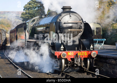 La plate-forme Grosmont - classe 1930 S15 Maunsell 4-6-0 la conception des locomotives de trains de marchandises Ex SR 825 BR (30825). North Yorkshire Moors Railway, UK Banque D'Images