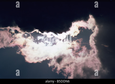 Un ciel lumineux derrière de gros nuages sombres dans le Devon, Angleterre, Europe Banque D'Images