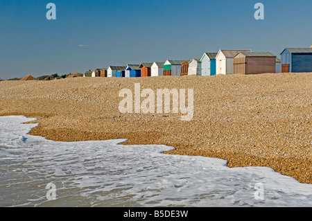 Cabines de plage enfermé pour l'hiver, Hayling Island, Hampshire, Angleterre, Europe Banque D'Images