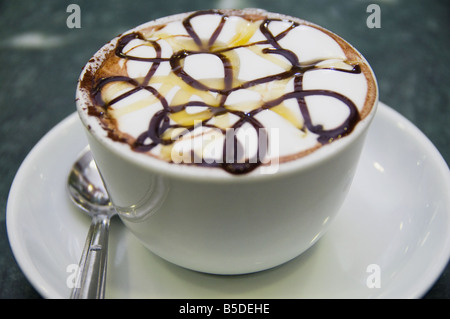 Un cappuccino italien avec du sirop de chocolat et de miel sur le dessus Banque D'Images