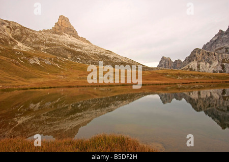 Lac de montagne dans les Dolomites de Sexten près du Tre Cime di Lavaredo dans le nord-est de l'Italie Banque D'Images