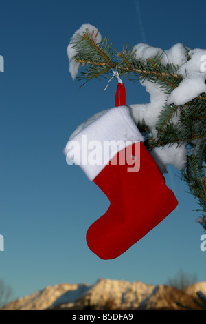 Noël Père Noël pour les cadeaux d'amorçage en extérieur dans un paysage de neige Banque D'Images