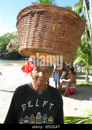 Vieille Femme, le vendeur cultural food, l'état de Sucre, Peninsule de Paria, Venezuela Banque D'Images