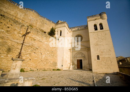 Château de Grignan. Drome France. Place de l'église. Croix de fer. Ciel bleu 81102 Horizontal Grignan Banque D'Images