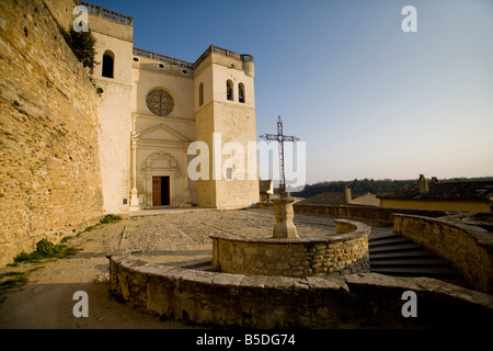 Château de Grignan. Drome France. Place de l'église. Croix de fer. Ciel bleu 81103 Horizontal Grignan Banque D'Images