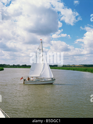 La voile sur les Norfolk Broads Norfolk England Royaume-Uni Europe Banque D'Images