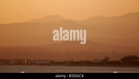 Le coucher du soleil et Misty Hills à Chypre Banque D'Images