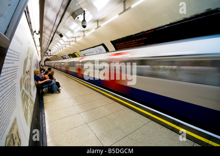 La station de métro Train, Londres, UK Banque D'Images