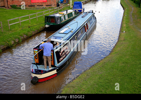 Sur le paysage Narrowboats du canal de Shropshire Union Tiverton Shropshire County England UK village Banque D'Images