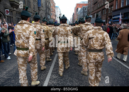 Les membres du Royal Irish Regiment RIR parade au retour d'Iraq et d'Afghanistan dans Belfast City Centre Banque D'Images