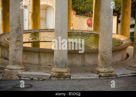 Lavoir de style romain à Grignan, Drome France. Ciel bleu 81113 Horizontal Grignan Banque D'Images