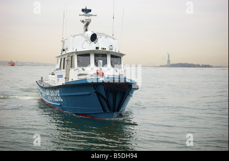 Bateau de la Police de New York sur la rivière Hudson avec Statue de la liberté en arrière-plan (pour un usage éditorial uniquement) Banque D'Images