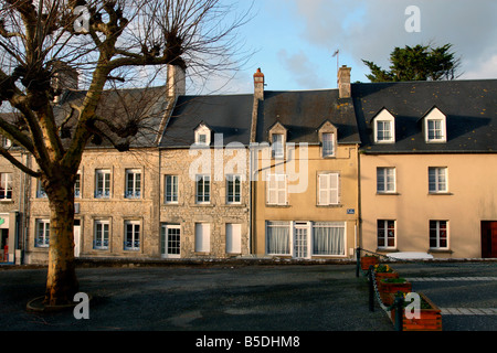 Maisons d'en face, la place de l'église de Sainte-Mère-Eglise, Sainte Mère, Normandie, France Banque D'Images